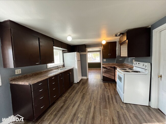 Building Photo - Bright & Spacious 3 bedroom, 1 bath Home for Rent!