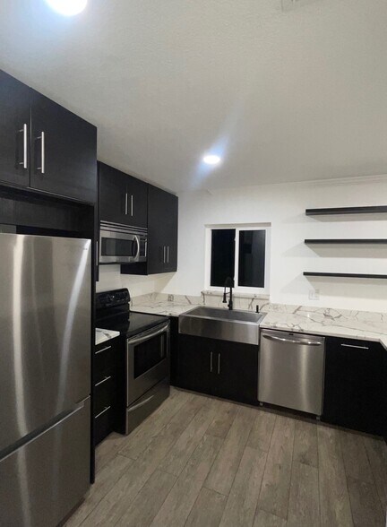 Building Photo - 8811 Bay Pointe Dr