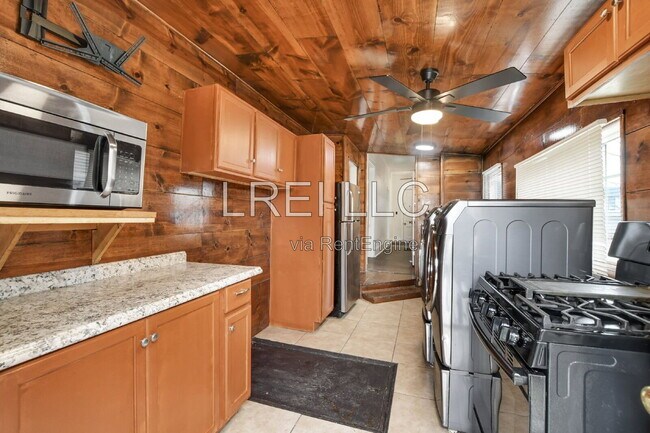 Building Photo - 1371 Olive St