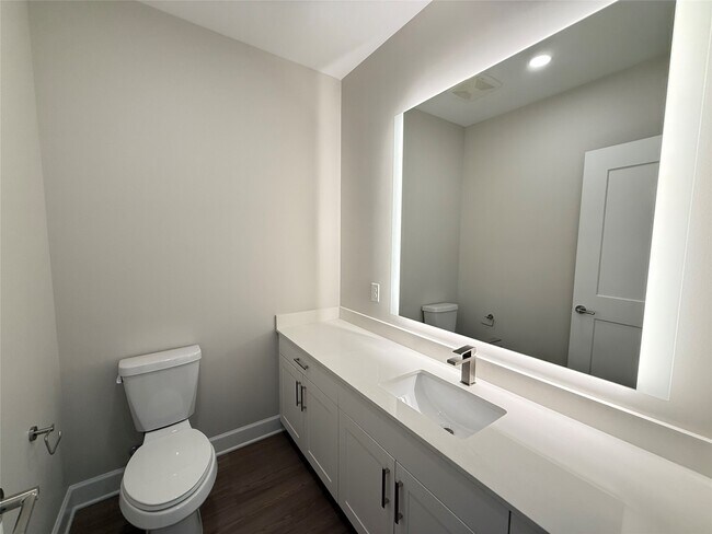 Building Photo - 716 Waugh Dr