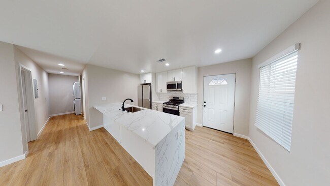 Building Photo - Newer Build 4BD/2BA!