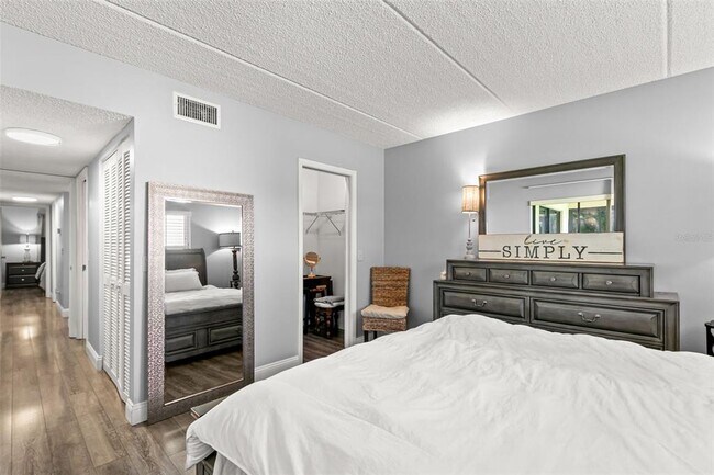Building Photo - 237 Woodlake Wynde