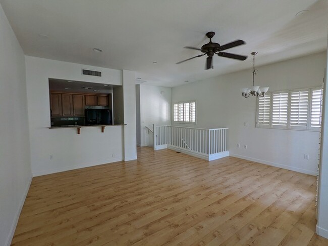 Building Photo - North Central Townhome W/Garage and Pool