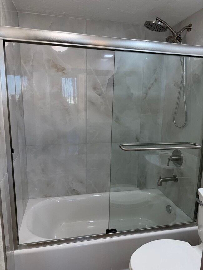 Building Photo - 5600 N Flagler Dr