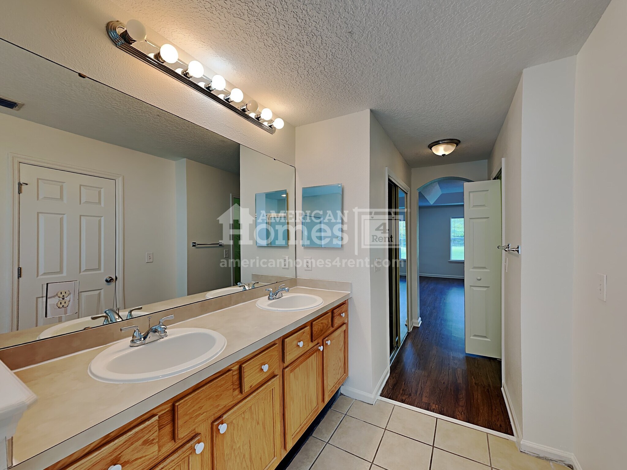 Building Photo - 224 N Lake Cunningham Ave