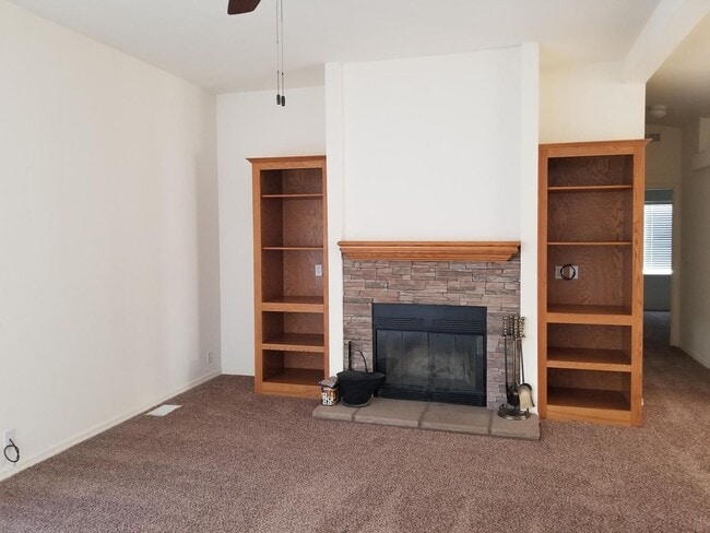 Building Photo - Oak View- Three bedroom home with Mountain...