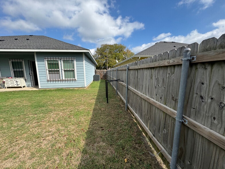 Building Photo - 2701 Easter Ave