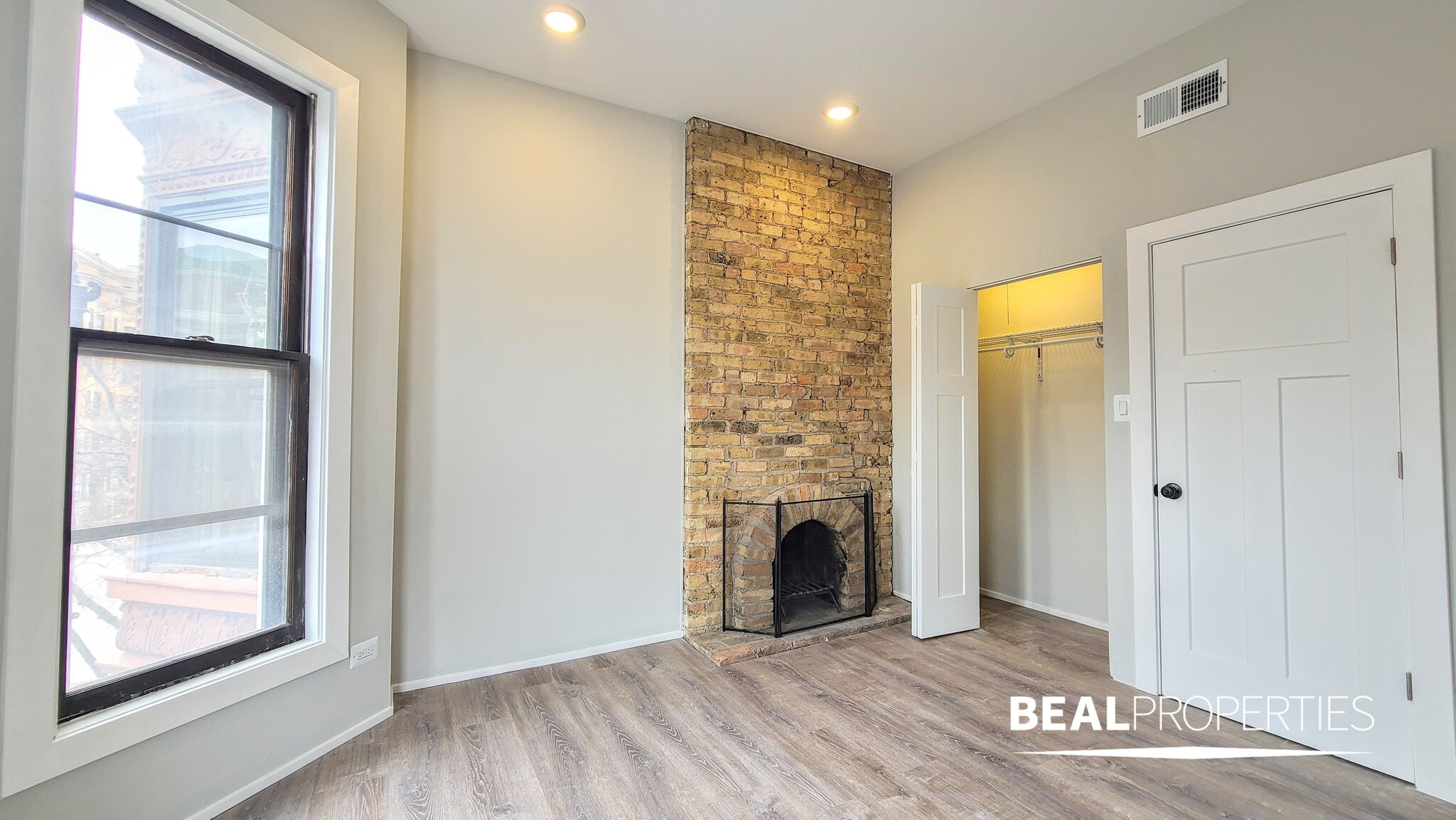 Building Photo - 604 W Surf St