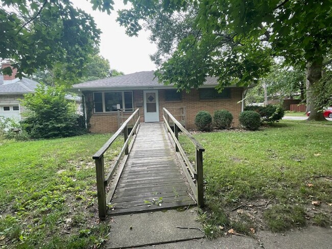Building Photo - 2 Bedroom Duplex on Great Corner Lot in Urbana!
