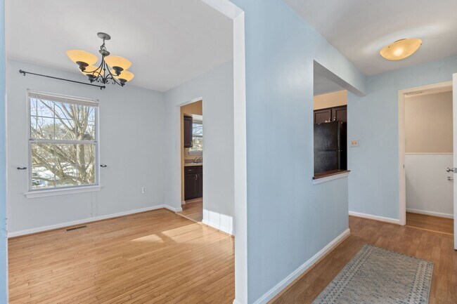 Building Photo - Beautifully maintained END UNIT townhouse in Robin meadows ready for you now!