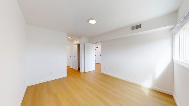 Building Photo - 2035 Castro St