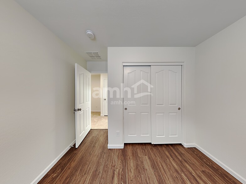 Building Photo - 1417 W Belmont Red Trail