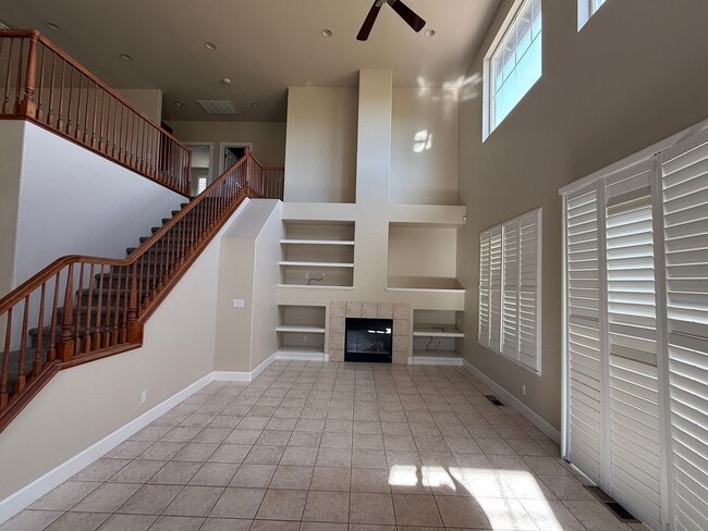 Building Photo - Beautiful 3 bed, 3 full bath two story home including a 3 car garage with 2800 sq ft of living space