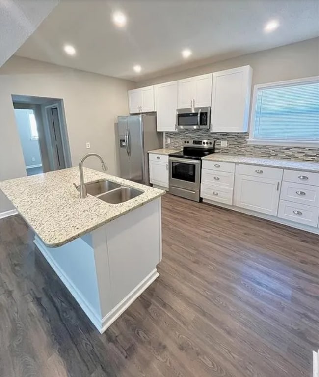 Building Photo - Welcome to this charming 3-bedroom, 2-bath...