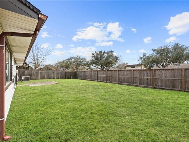 Building Photo - 2314 Edgedale Dr