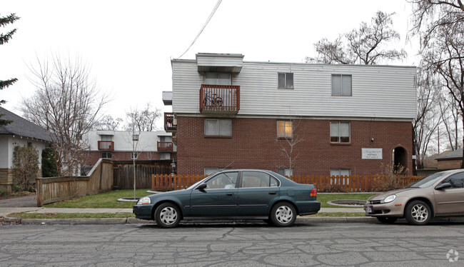 Building Photo - Magnussen Apartments
