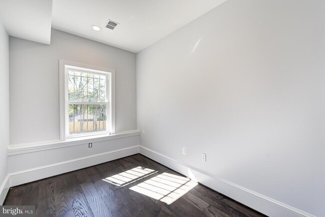 Building Photo - 5905 Eads St NE