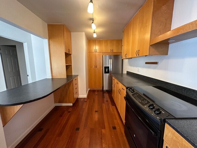 Building Photo - Spacious, Fully Renovated, 3 bedroom 2 bat...