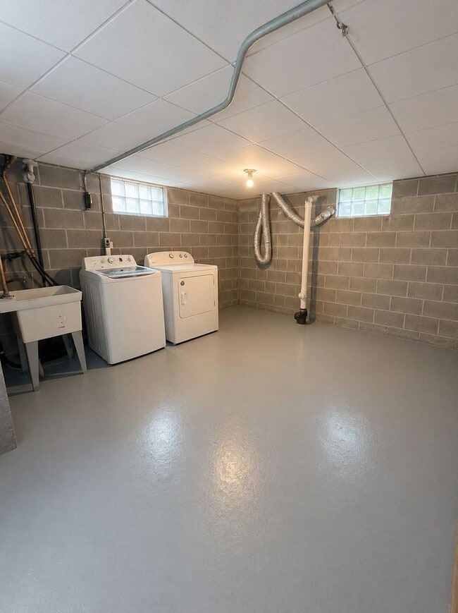 Building Photo - Spacious 4-Bedroom Home in Cleveland