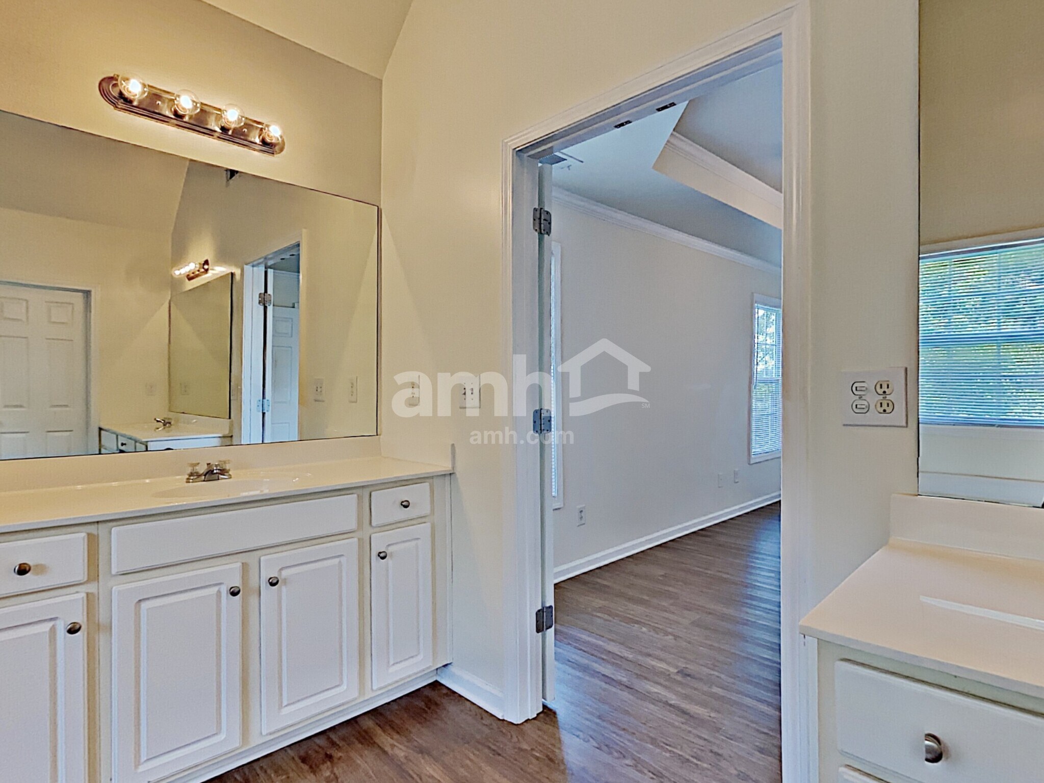 Building Photo - 383 Vine Mountain Way