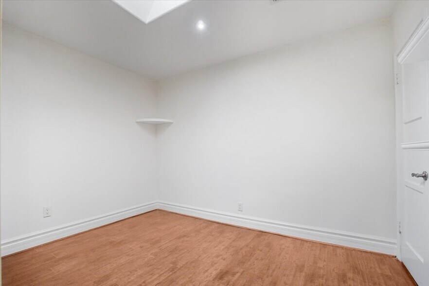 Building Photo - 114 S Layton Dr