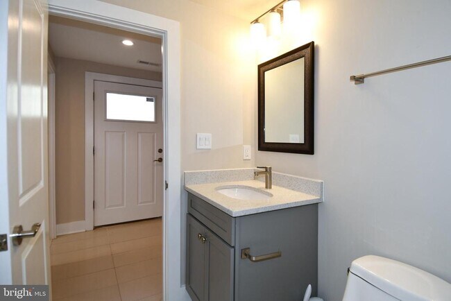 Building Photo - 901 Lawrence St NE