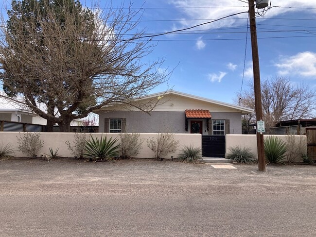 Building Photo - 104 E Waco St