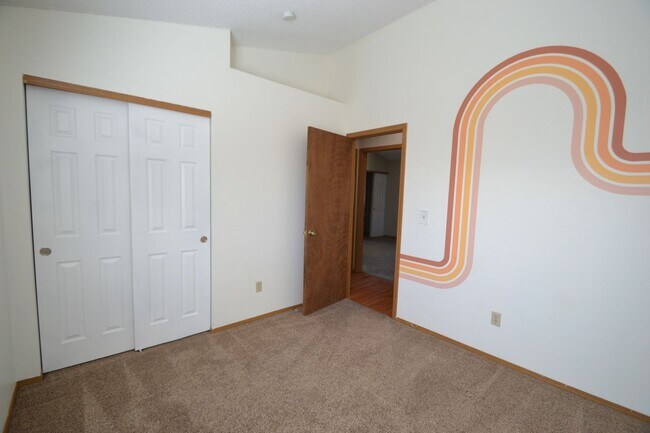 Building Photo - 4 Bedroom Home Available Near COS Airport!