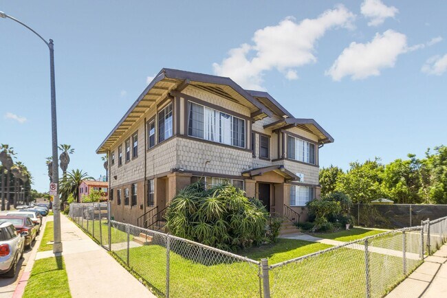 Building Photo - Spacious 1BR + 2.5BA Near USC and DTLA | First Floor Unit