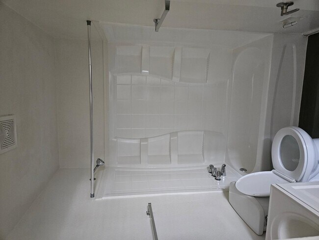 Building Photo - 1307 E Vista Ave