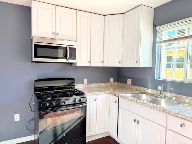 Building Photo - 17535-17537 Baltar Street