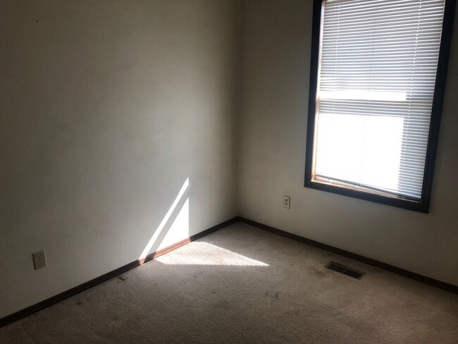 Building Photo - 2 bedroom