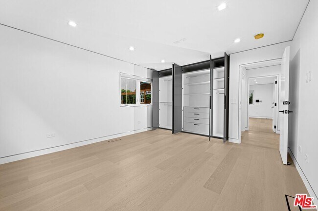 Building Photo - 1211 S Sherbourne Dr