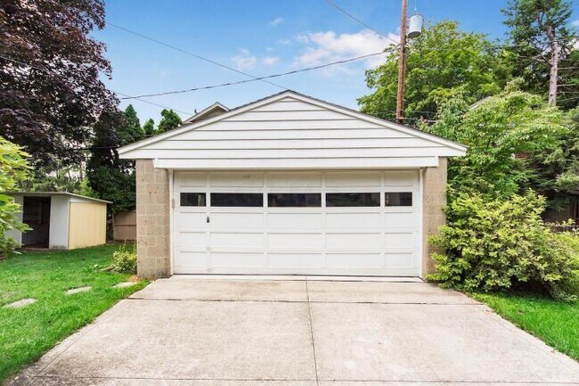 Building Photo - Worthington Schools, Wilson Hill, 3BR Home, fenced in yard, 2 car garage
