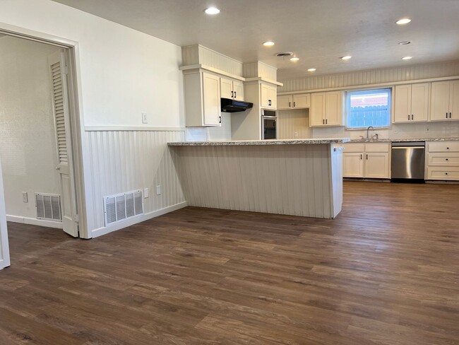 Building Photo - Newly Remodeled 3 bed 2 bath