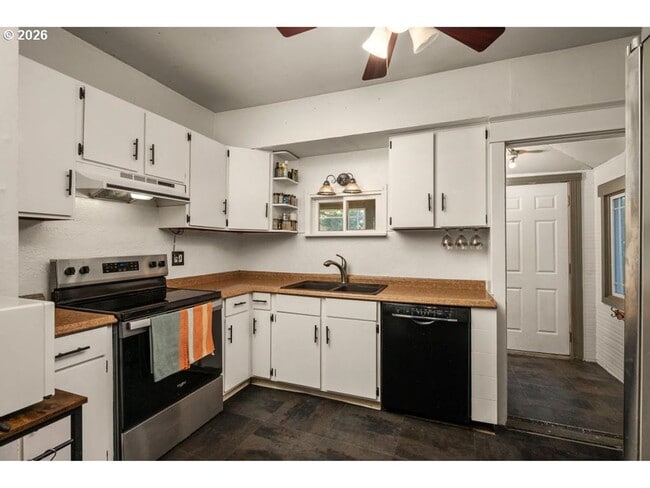 Building Photo - Classic Portland bungalow in Northeast Portland Available July 1st!