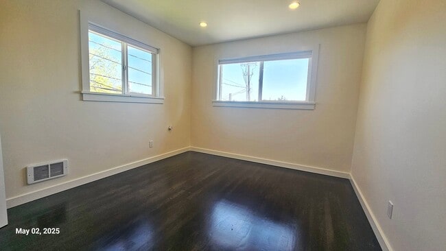 Building Photo - 3 Bed, 2 Bath Apartment Newly Remodel in P...