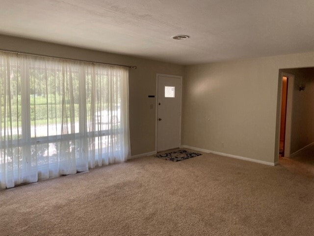 Spacous living room - 124 Bethany Pike