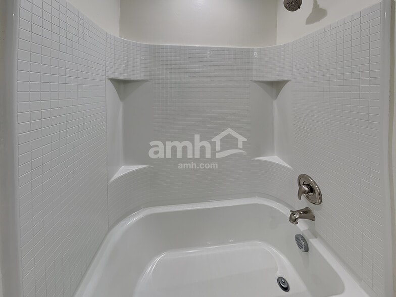 Building Photo - 854 E Artesia Pl