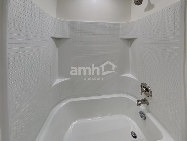 Building Photo - 854 E Artesia Pl