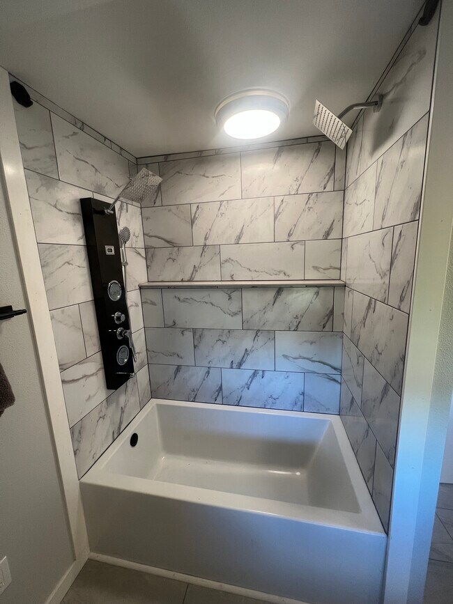 Building Photo - 305 Calistoga St W