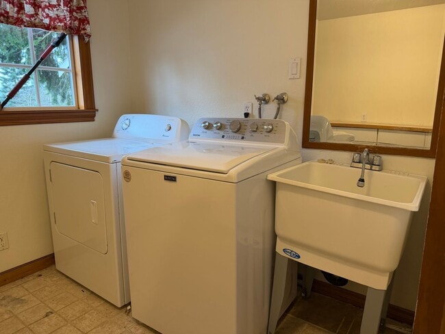 Building Photo - Charming Everett Rambler — 3 Bedrooms + Bonus Room