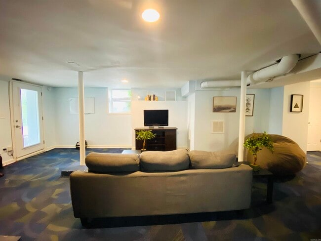 Building Photo - 1305 Stratford Ave