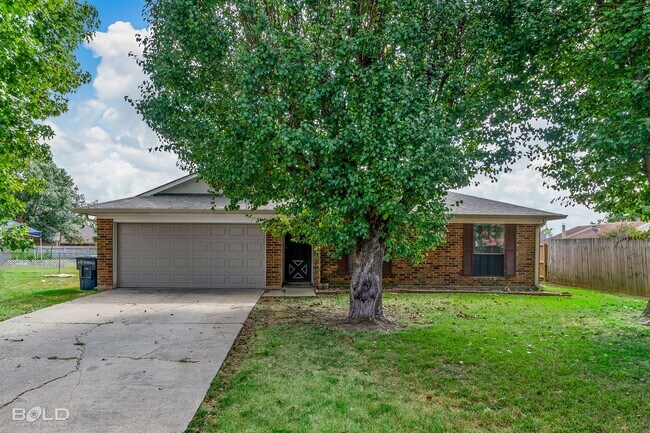 Building Photo - Check Out This 3 Bedroom 2 Bath Close to B...