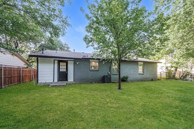 Building Photo - 3 BR/1BA | Updated Single Family Home | 1-Car Garage  | Large Backyard!