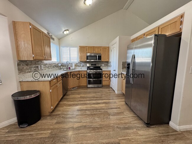 Building Photo - Welcoming Multi-Level Home for Rent in Wes...