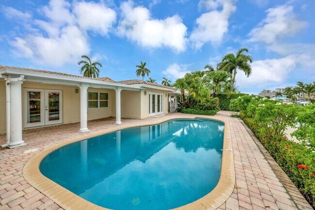 Building Photo - 2612 NE 5th St