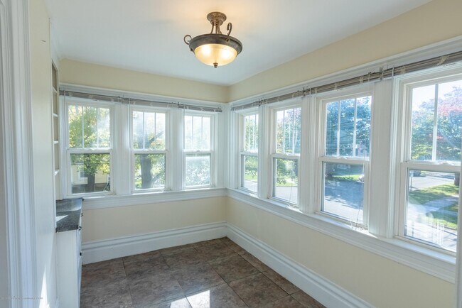 Breakfest nook / dining area - 229 S Bingham St