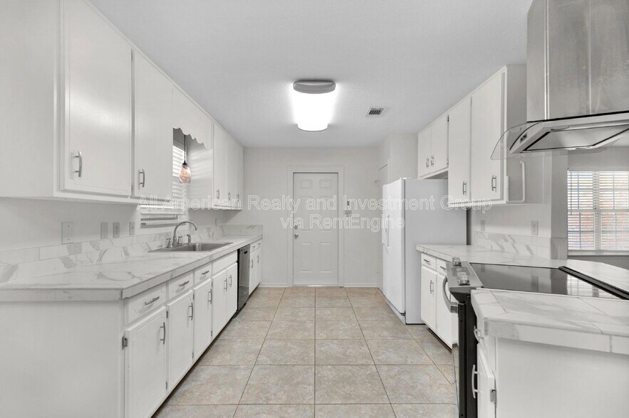 Building Photo - 202 Summer Ln