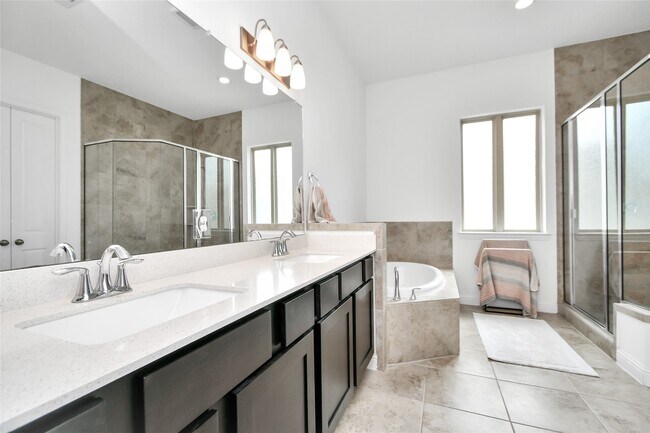 Building Photo - 11012 Mikula Dr